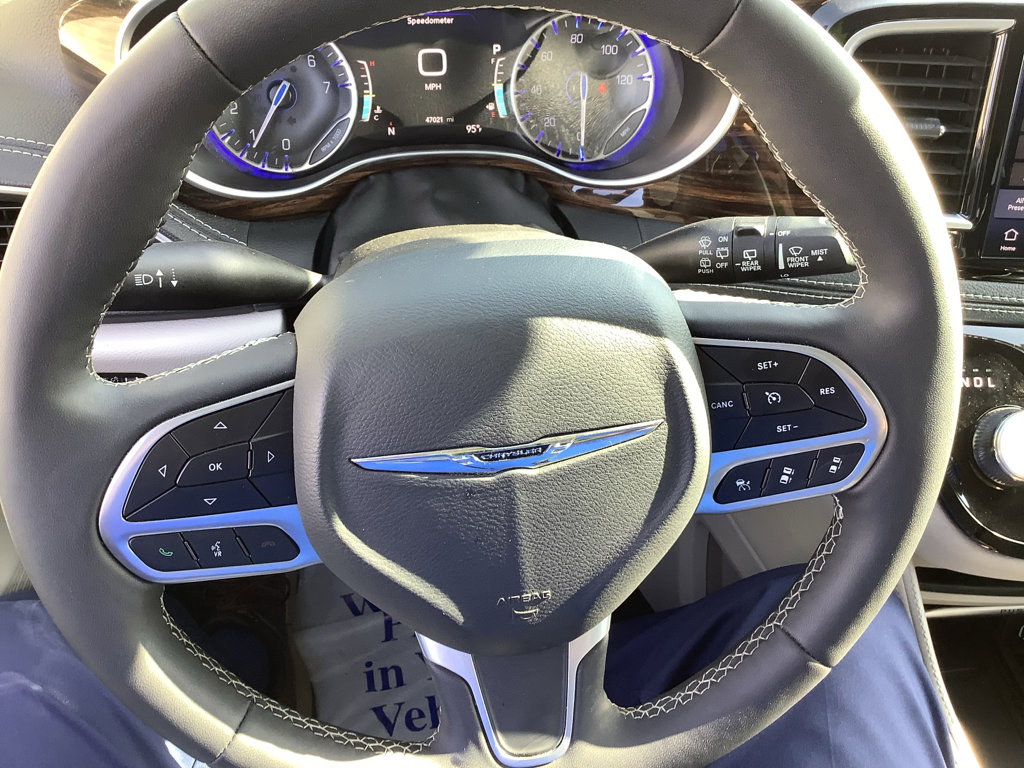 Used 2023 Chrysler Pacifica Limited FWD image 16