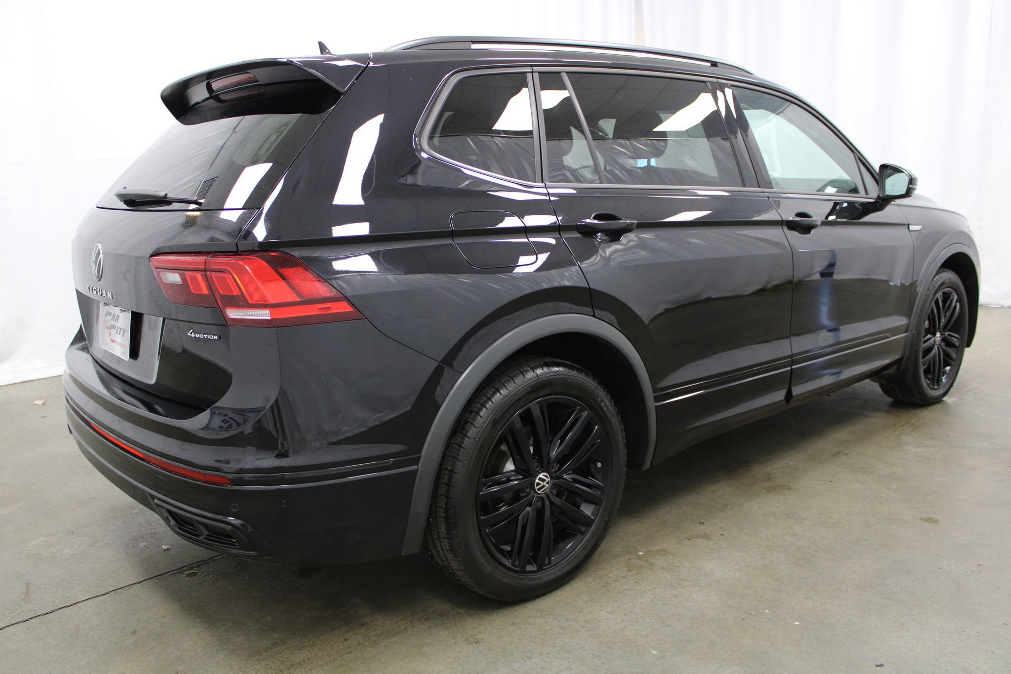Used 2022 Volkswagen Tiguan SE R-Line image 5
