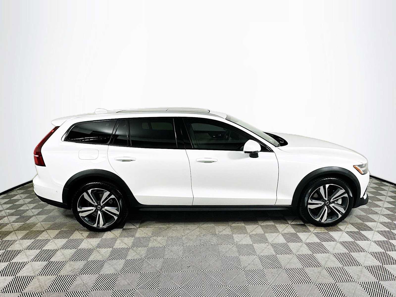 Used 2025 Volvo V60 B5 Cross Country Plus w/ Protection Package Premier image 8