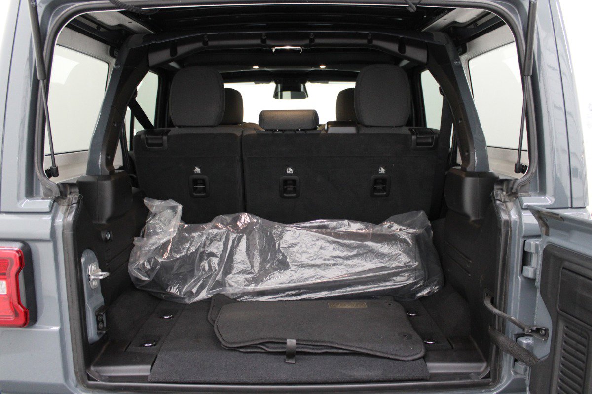 Used 2025 Jeep Wrangler Unlimited Sahara w/ Safety Group image 9