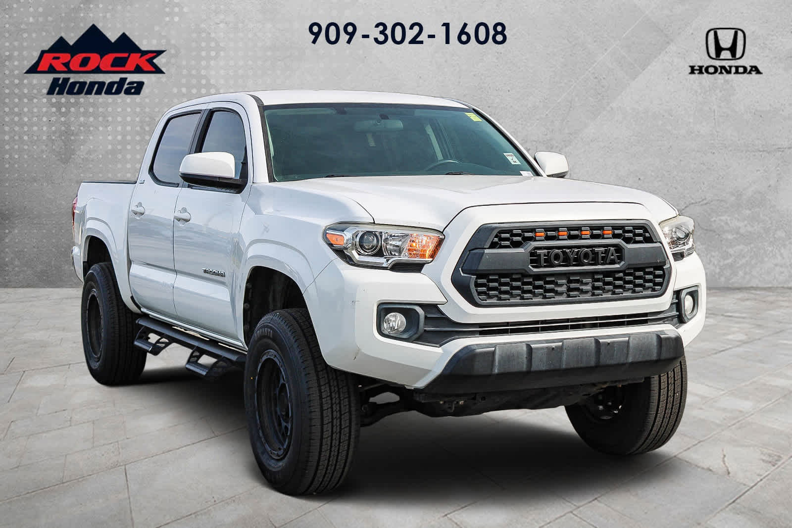 Used 2017 Toyota Tacoma SR5 image 3