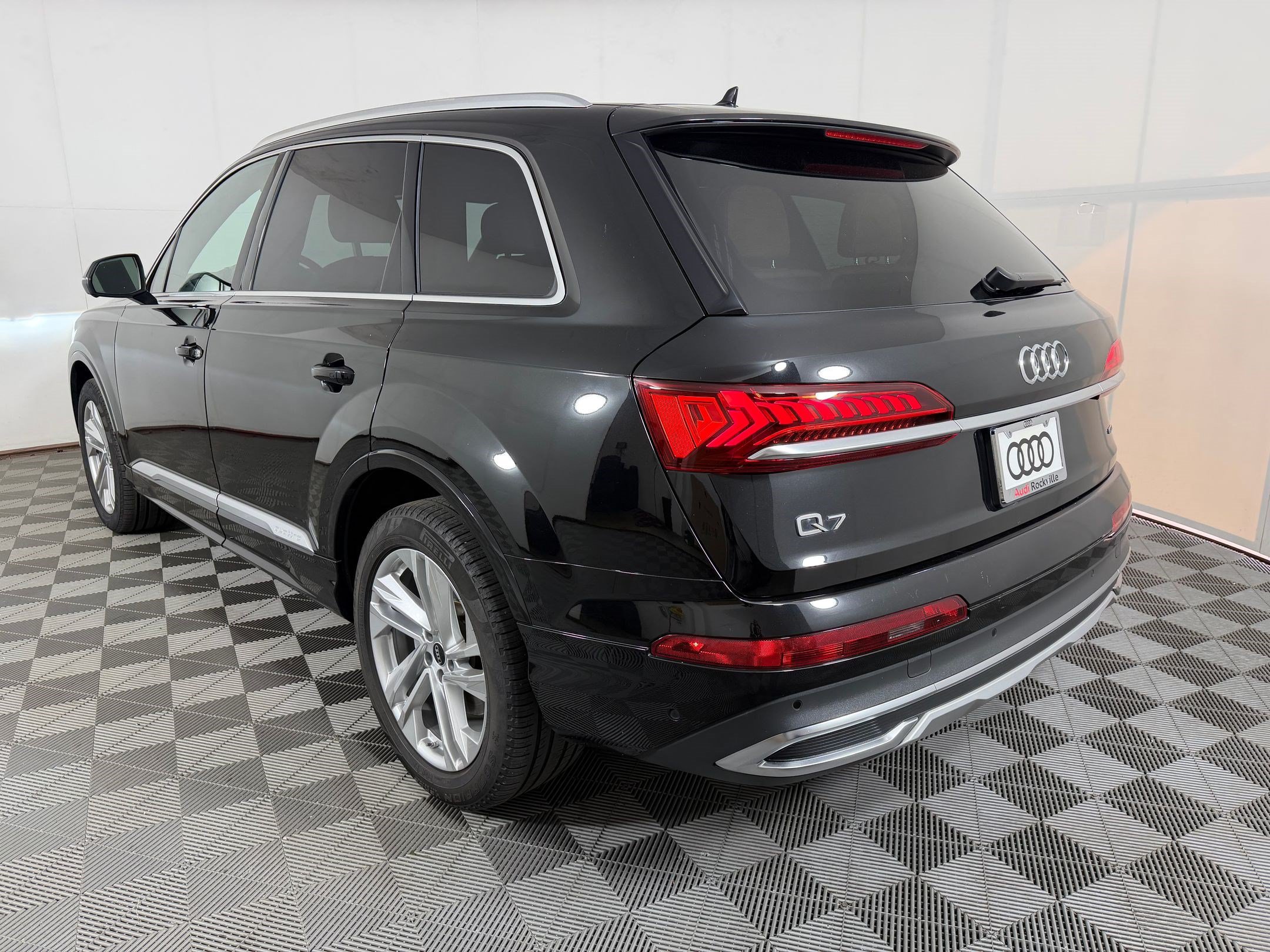 Used 2023 Audi Q7 2.0T Premium w/ Convenience Package AWD/4WD image 3