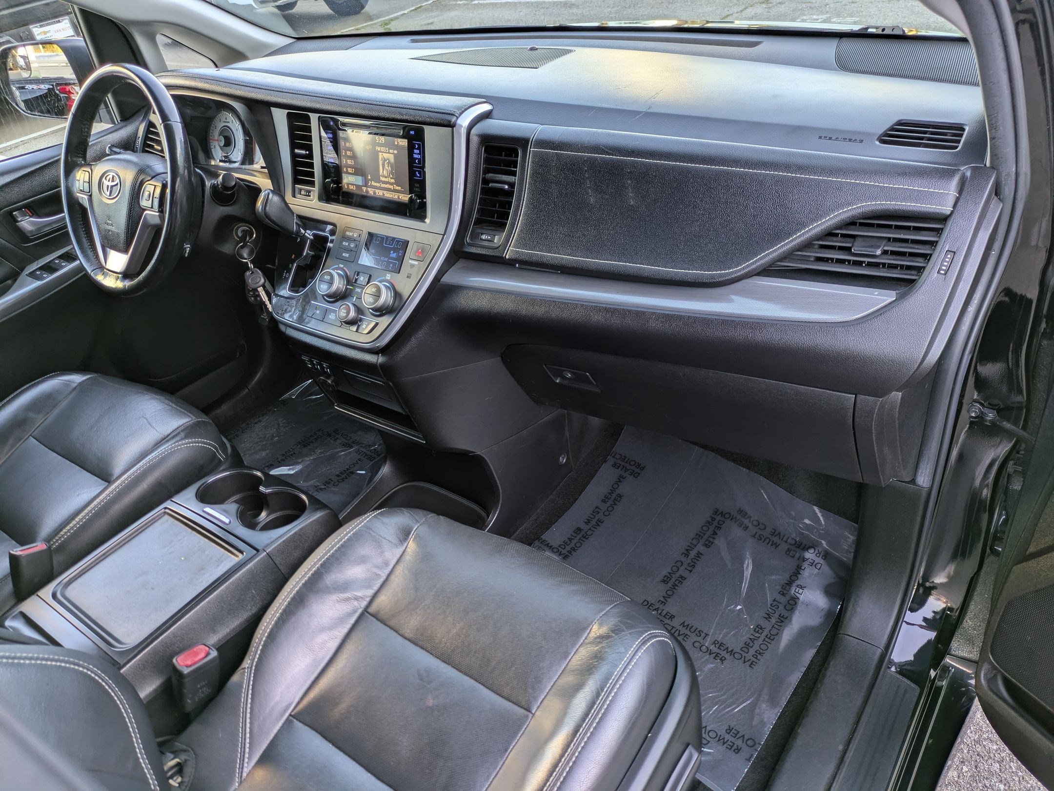 Used 2017 Toyota Sienna SE image 28