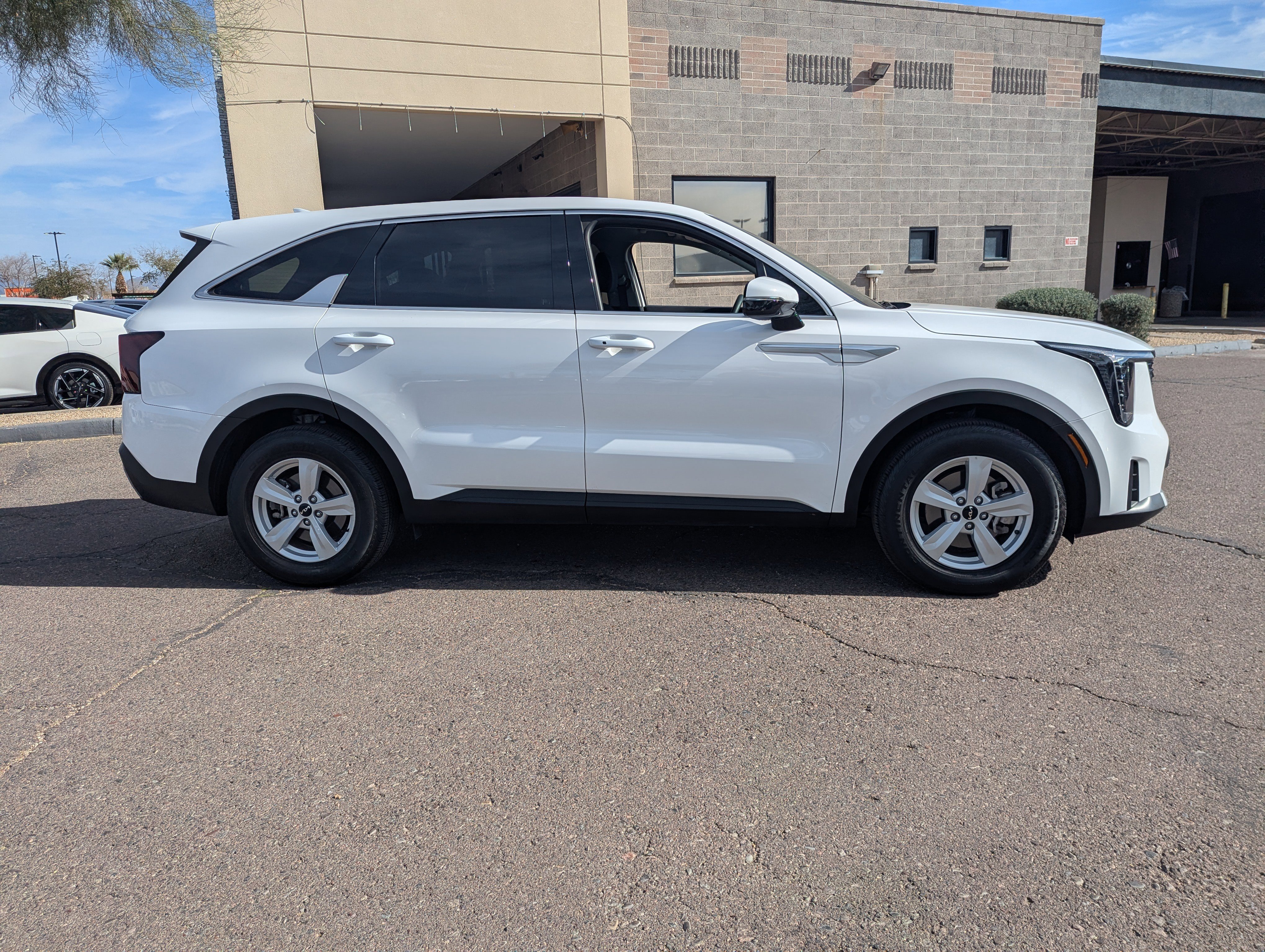 Certified 2025 Kia Sorento LX image 2