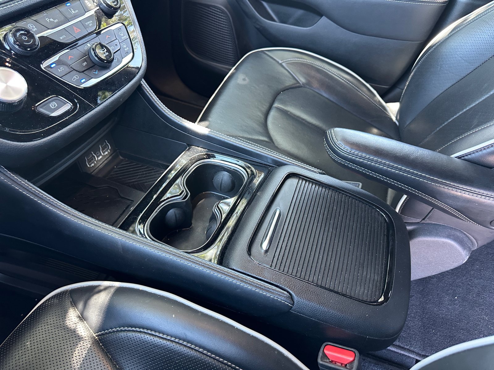 Used 2025 Chrysler Pacifica Limited FWD image 24