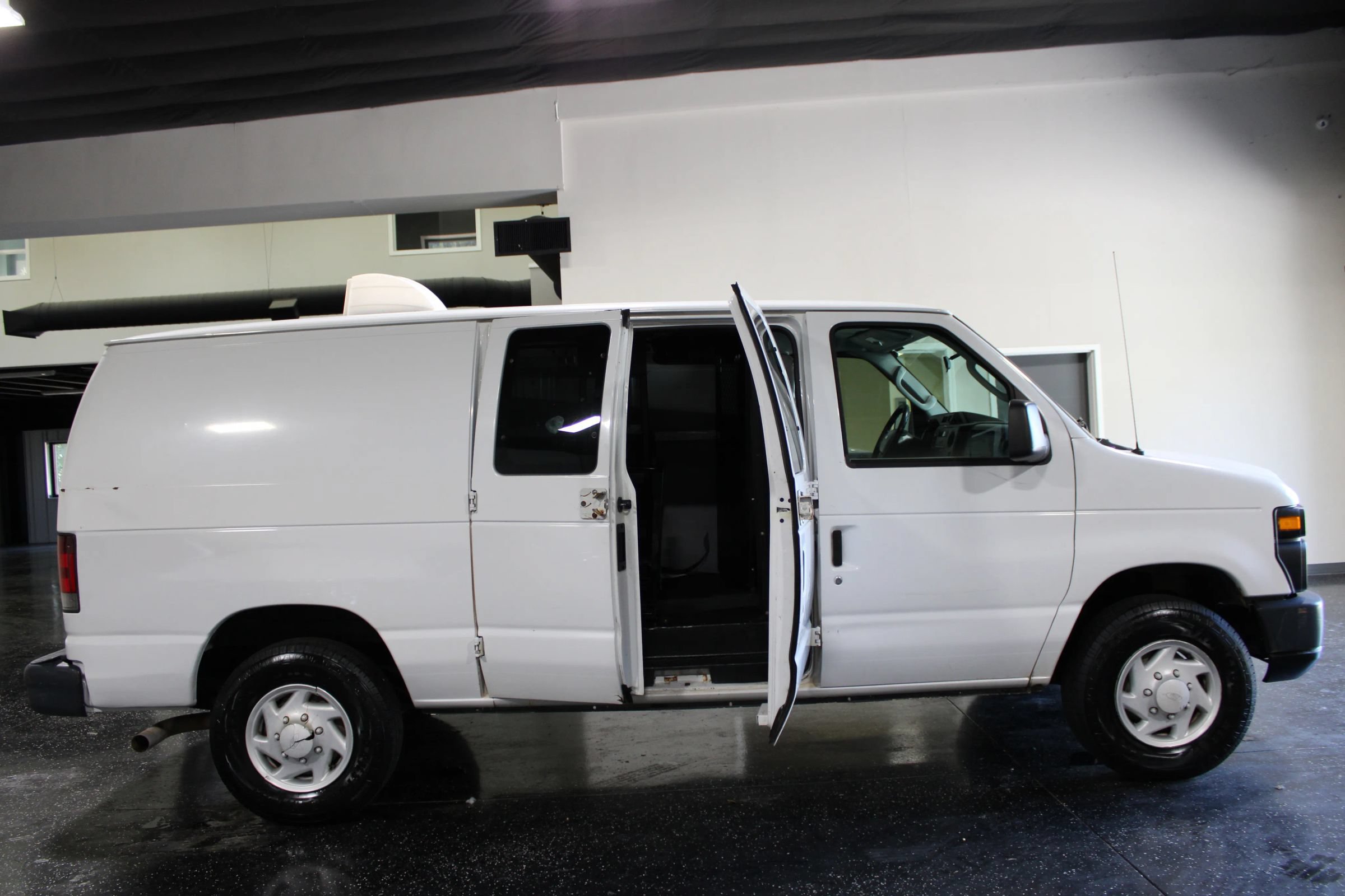 Used 2009 Ford E-350 and Econoline 350 Super Duty RWD image 22