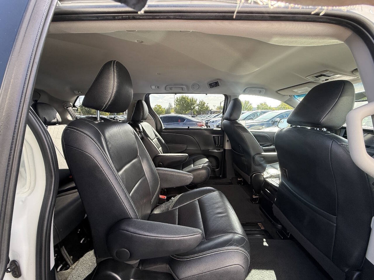 Used 2015 Toyota Sienna SE FWD image 21