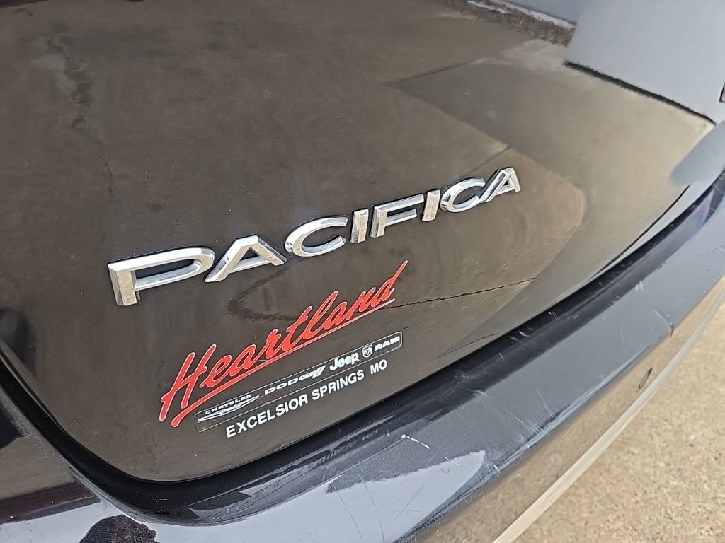 Used 2024 Chrysler Pacifica Touring-L image 18