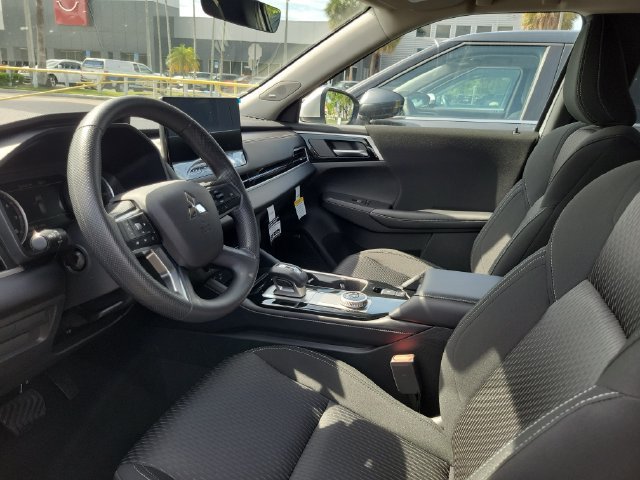 Used 2026 Mitsubishi Outlander ES FWD image 28