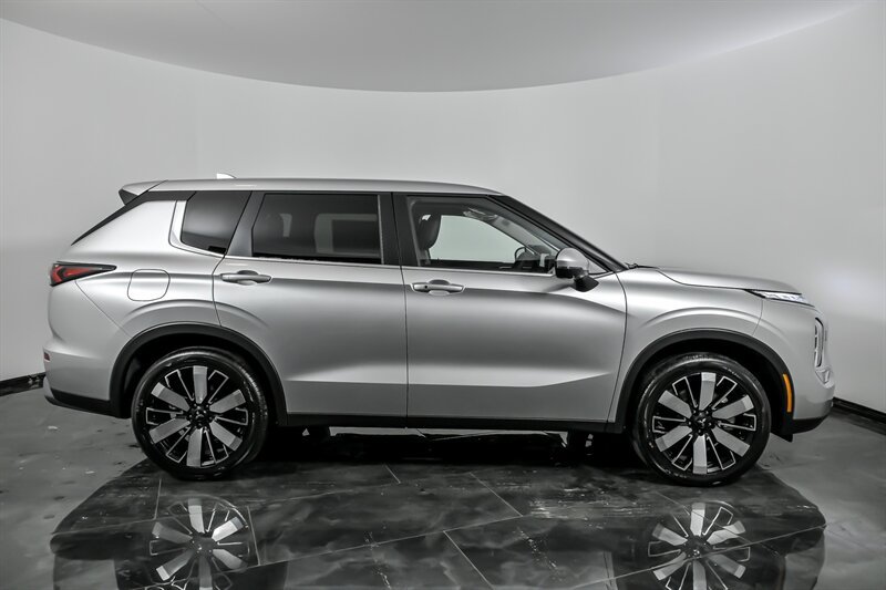 New 2026 Mitsubishi Outlander SE AWD/4WD image 9