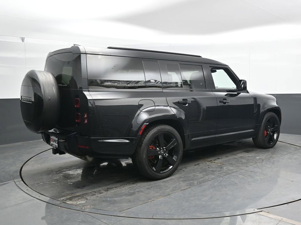 Used 2024 Land Rover Defender 130 X-Dynamic SE image 4