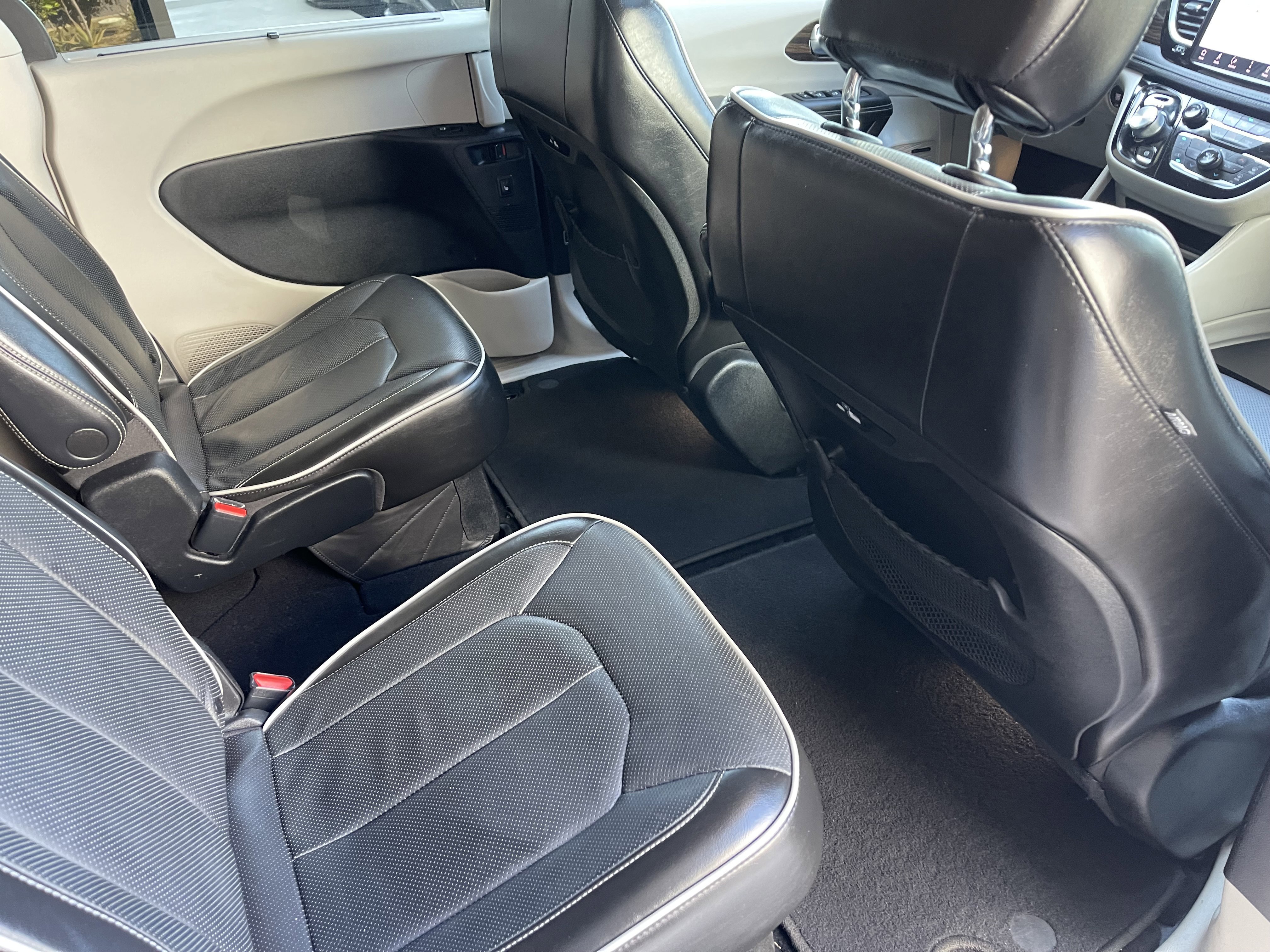Used 2022 Chrysler Pacifica Limited FWD image 27
