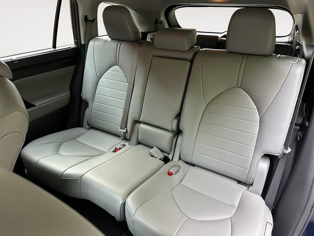 Used 2020 Toyota Highlander XLE FWD image 13