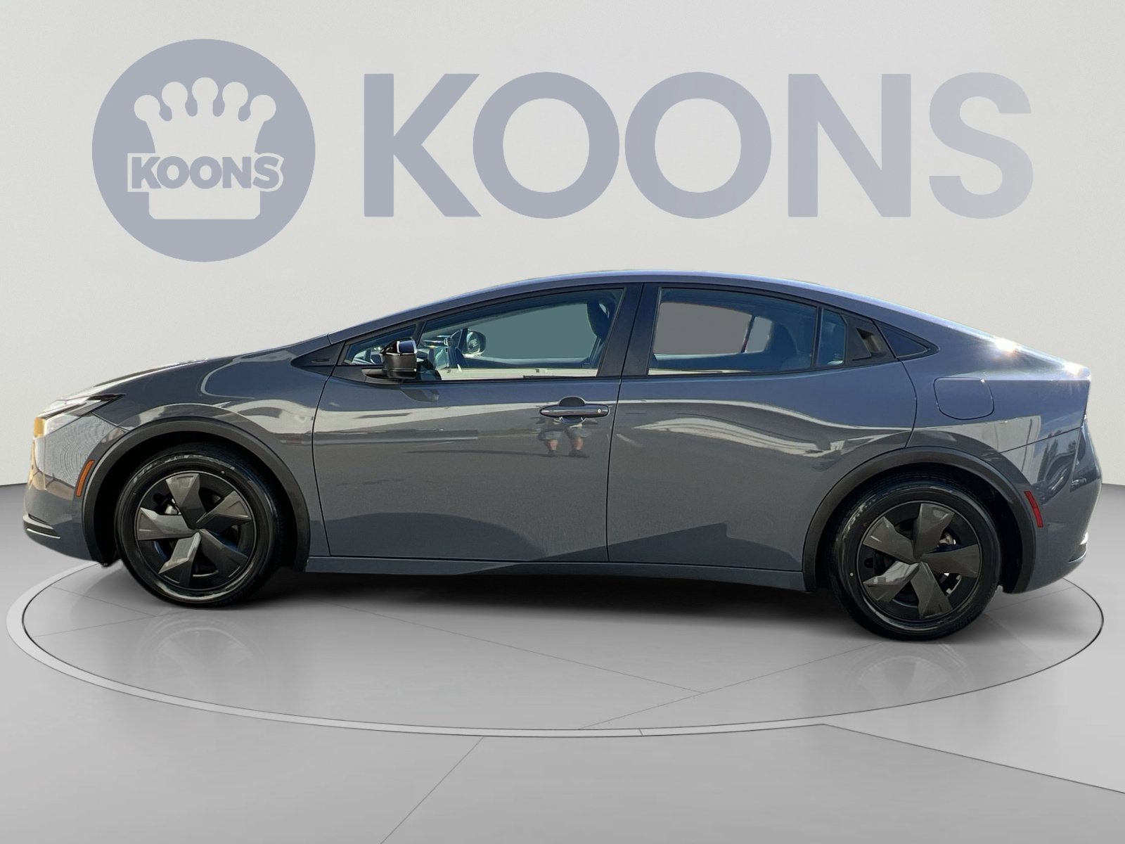 Used 2025 Toyota Prius LE FWD image 2