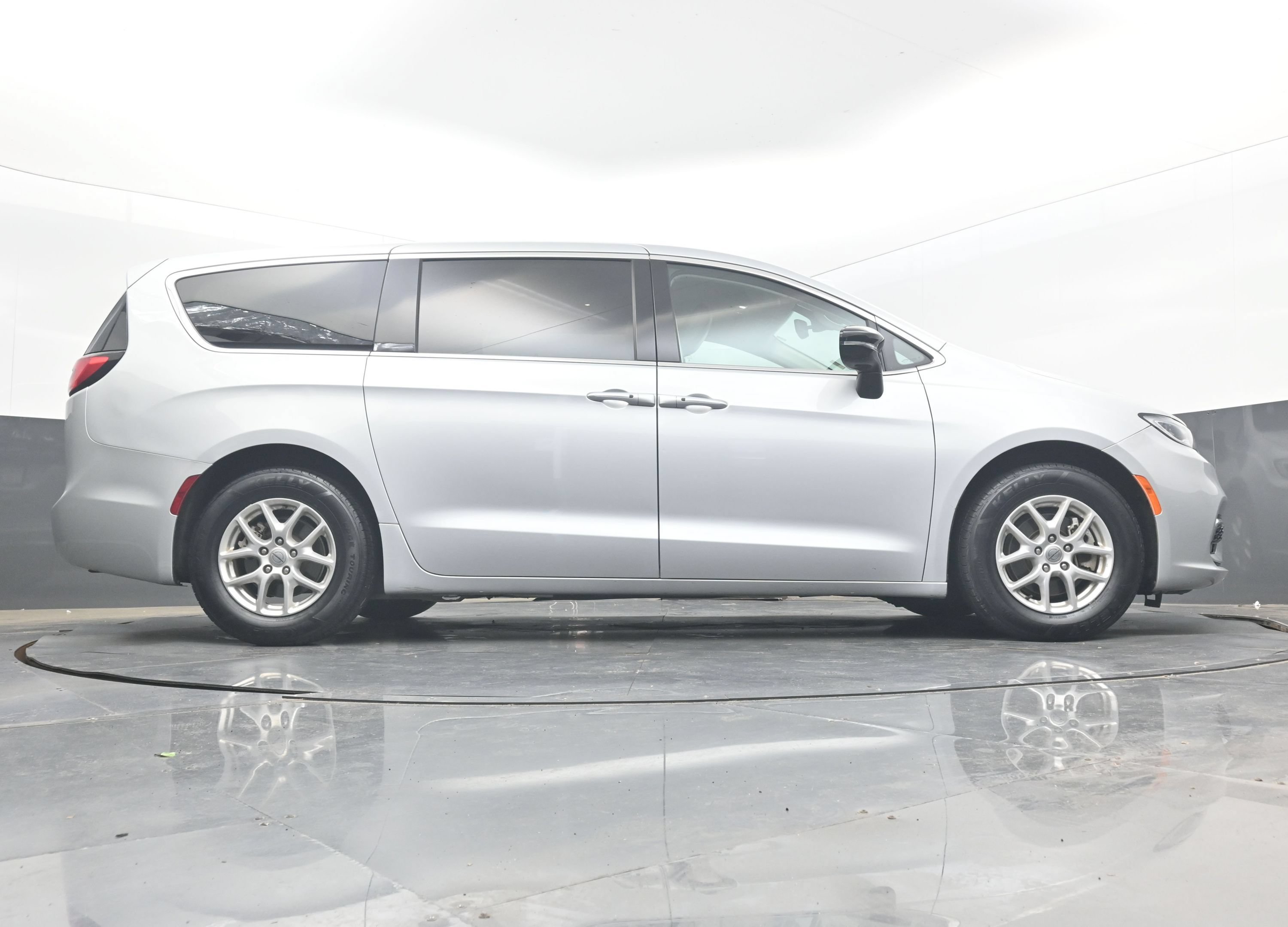 Used 2024 Chrysler Pacifica Touring-L FWD image 27
