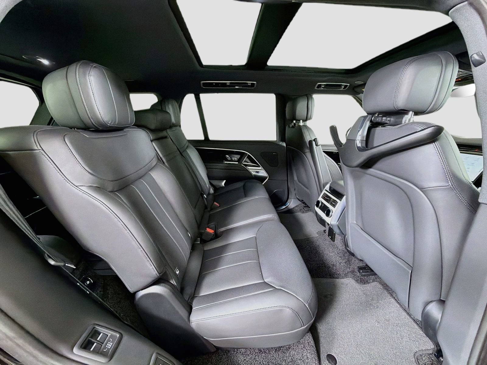 New 2026 Land Rover Range Rover Long Wheelbase SE AWD/4WD image 31