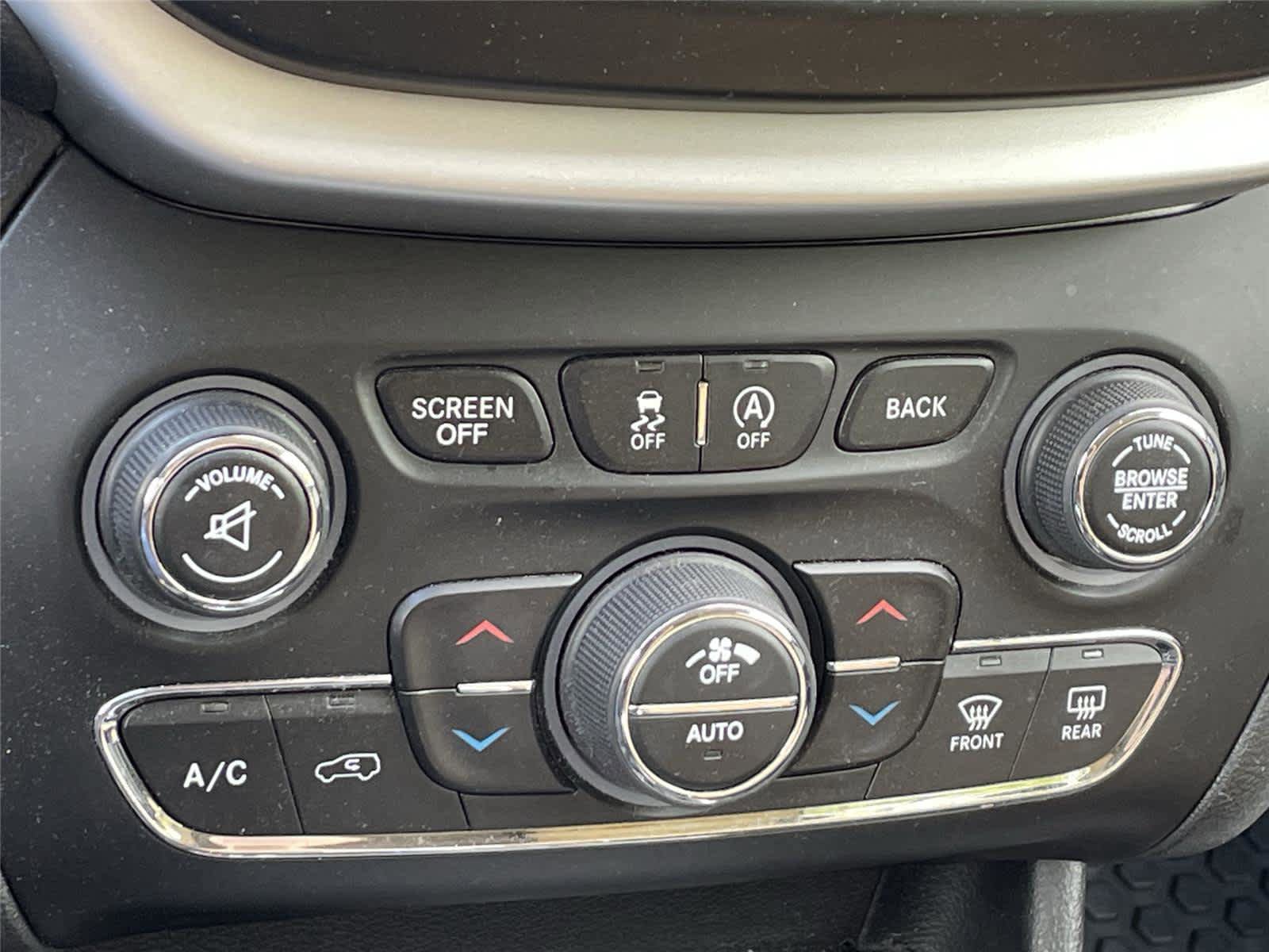 Used 2016 Jeep Cherokee Latitude w/ Comfort/Convenience Group AWD/4WD image 18