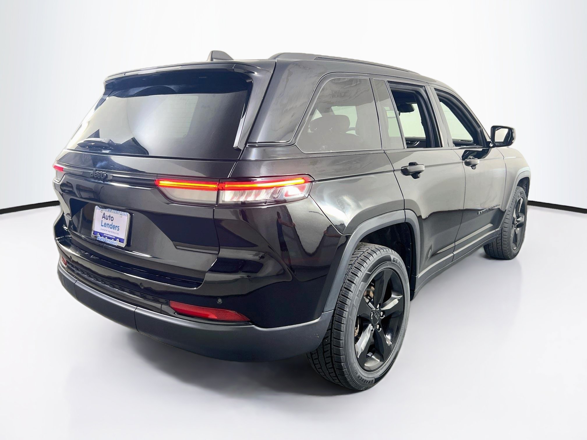 Used 2023 Jeep Grand Cherokee Altitude AWD/4WD image 5