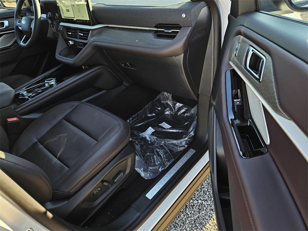 New 2026 Ford Explorer Platinum image 5