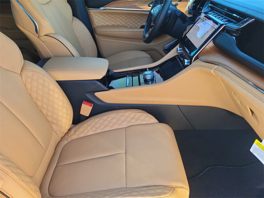New 2025 Jeep Grand Cherokee Summit image 11
