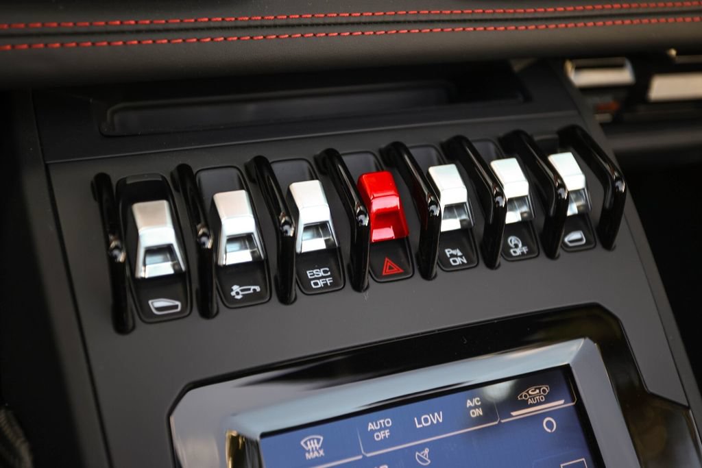 Used 2020 Lamborghini Huracan EVO RWD image 38