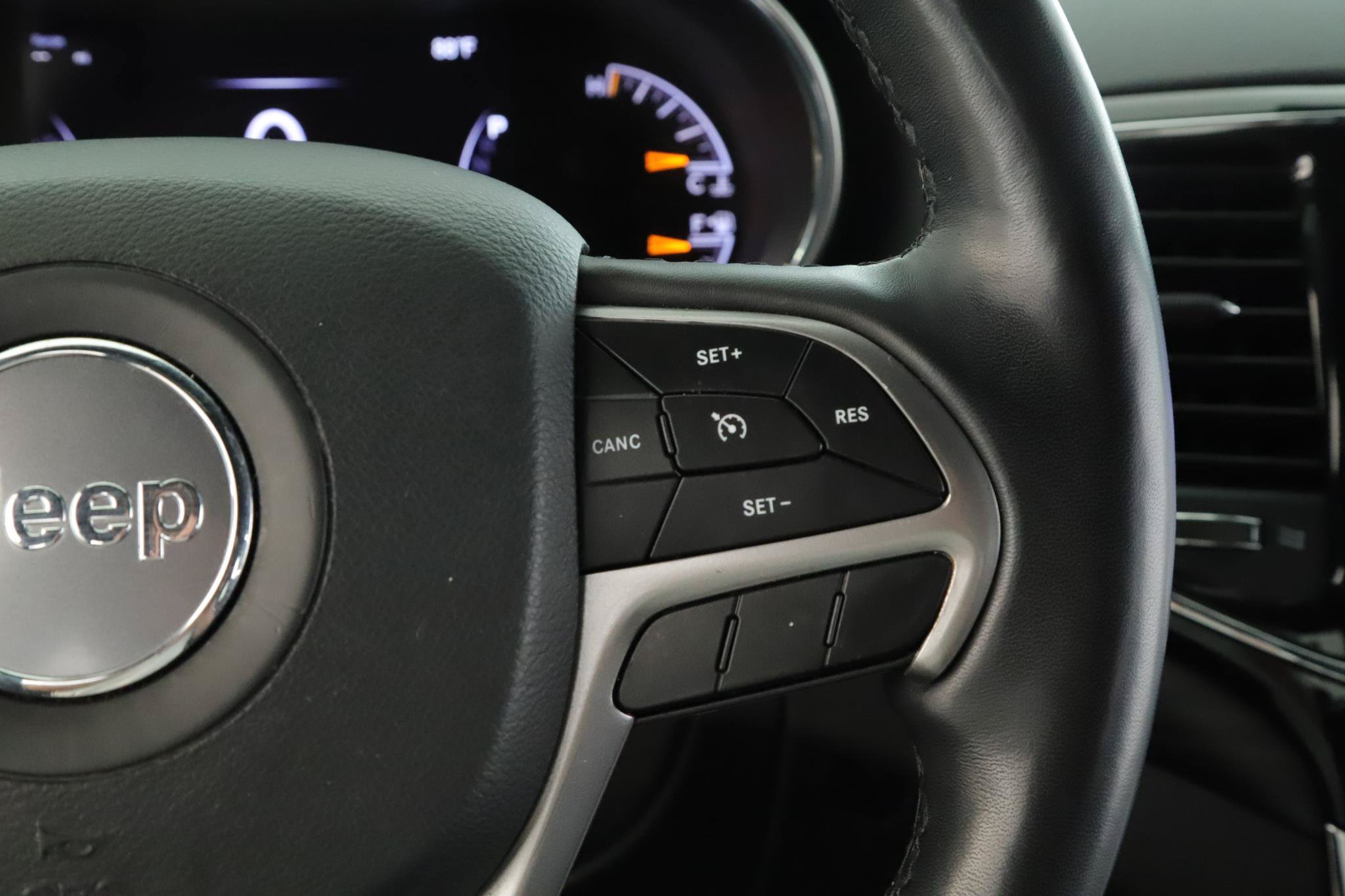 Certified 2022 Jeep Grand Cherokee Laredo X AWD/4WD image 9