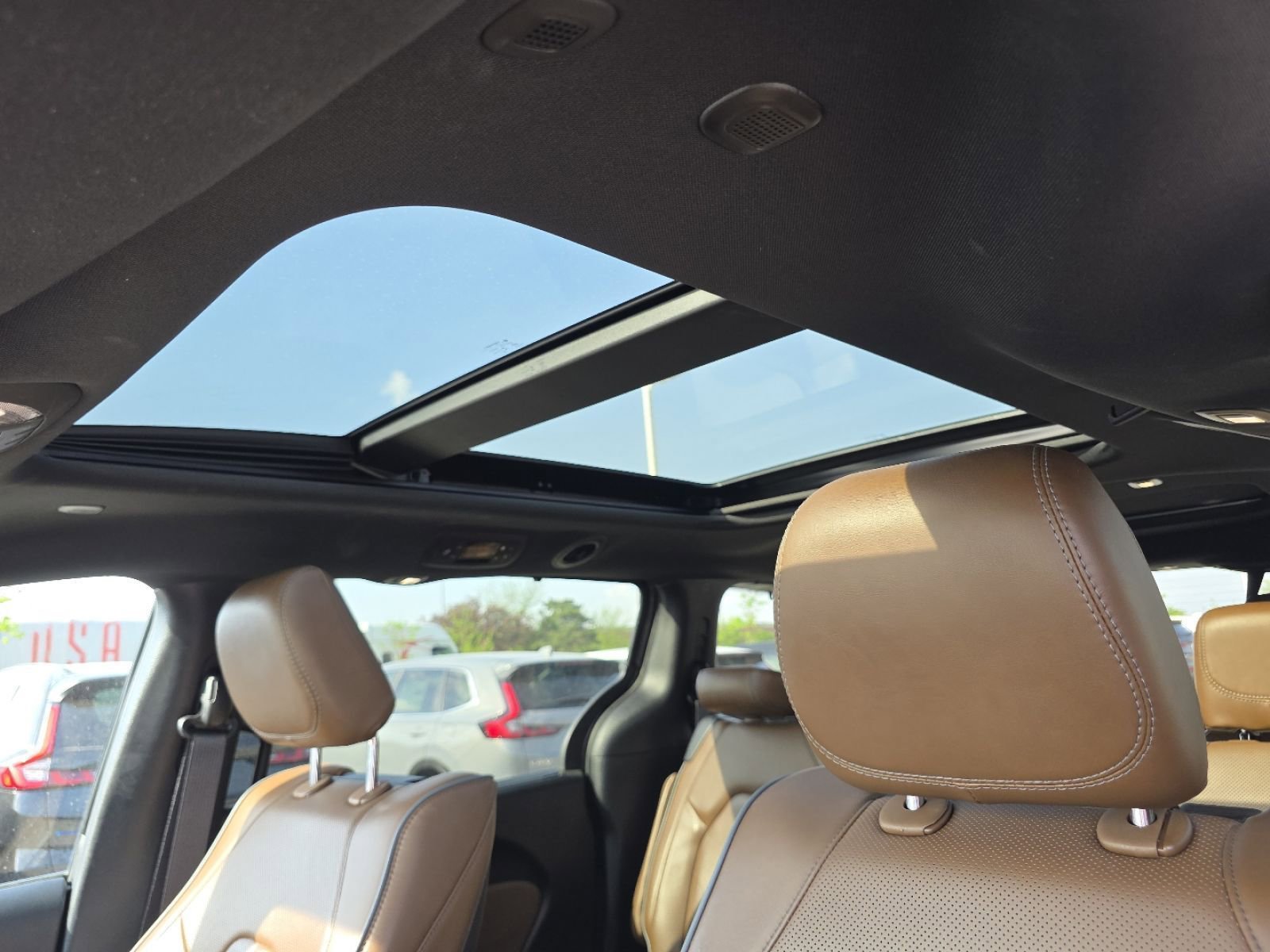 Used 2021 Chrysler Pacifica Limited w/ Uconnect Theater Family Group AWD/4WD image 3