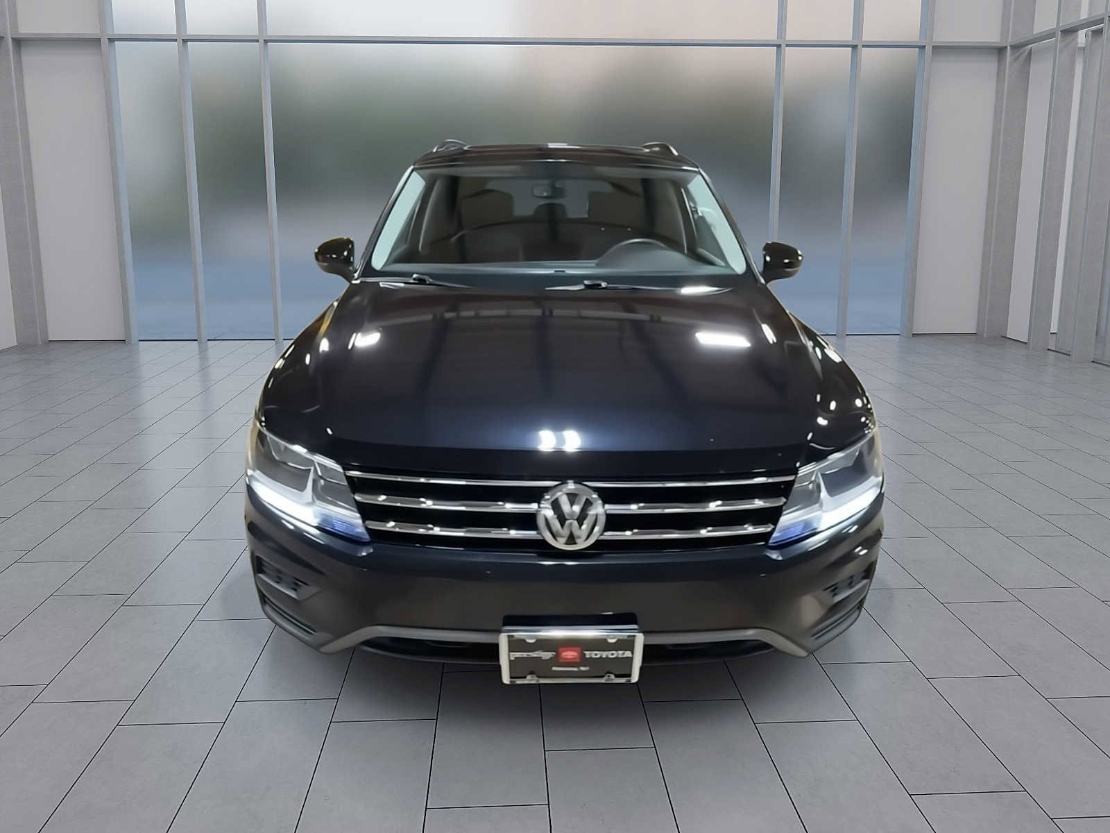 Used 2021 Volkswagen Tiguan SE w/ Panoramic Sunroof Package image 3