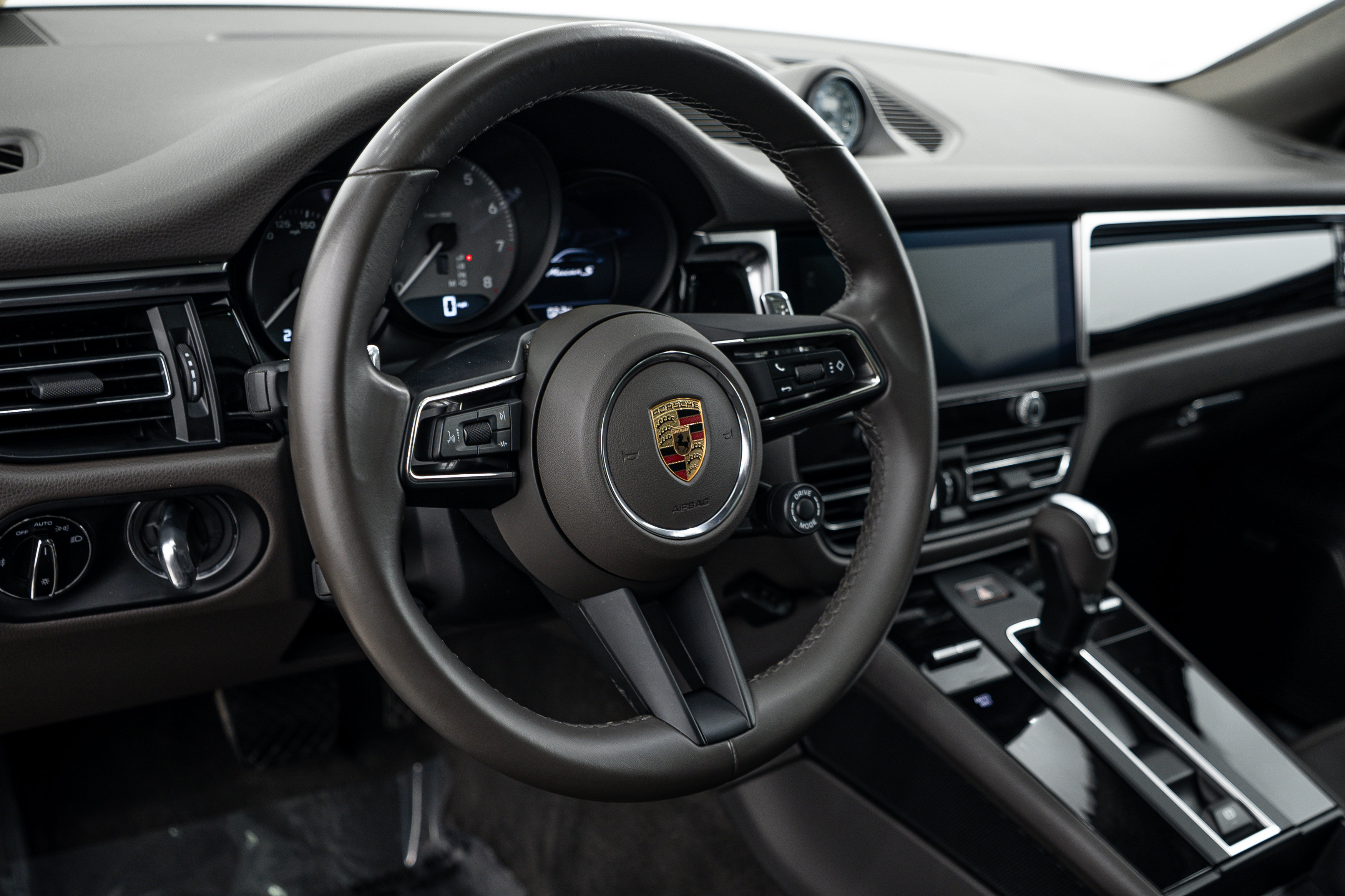 Certified 2024 Porsche Macan S AWD/4WD image 17