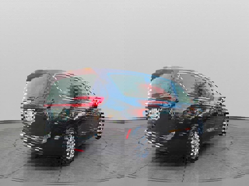 Used 2024 Chrysler Pacifica Touring-L image 4