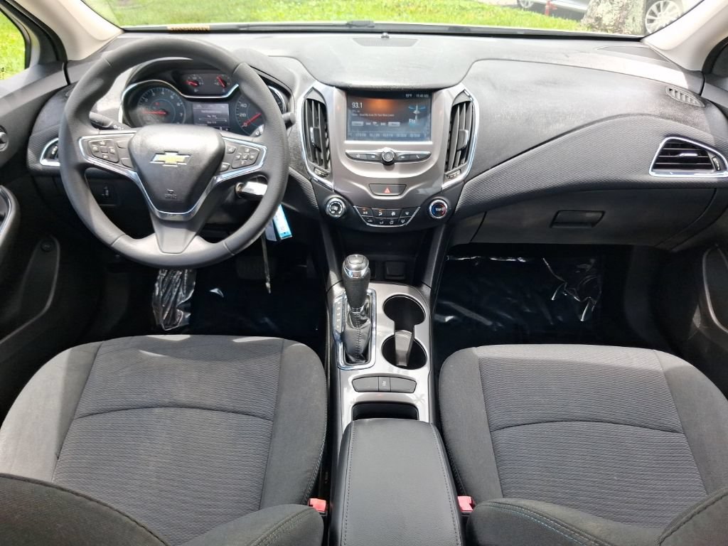 Used 2017 Chevrolet Cruze LT FWD image 8