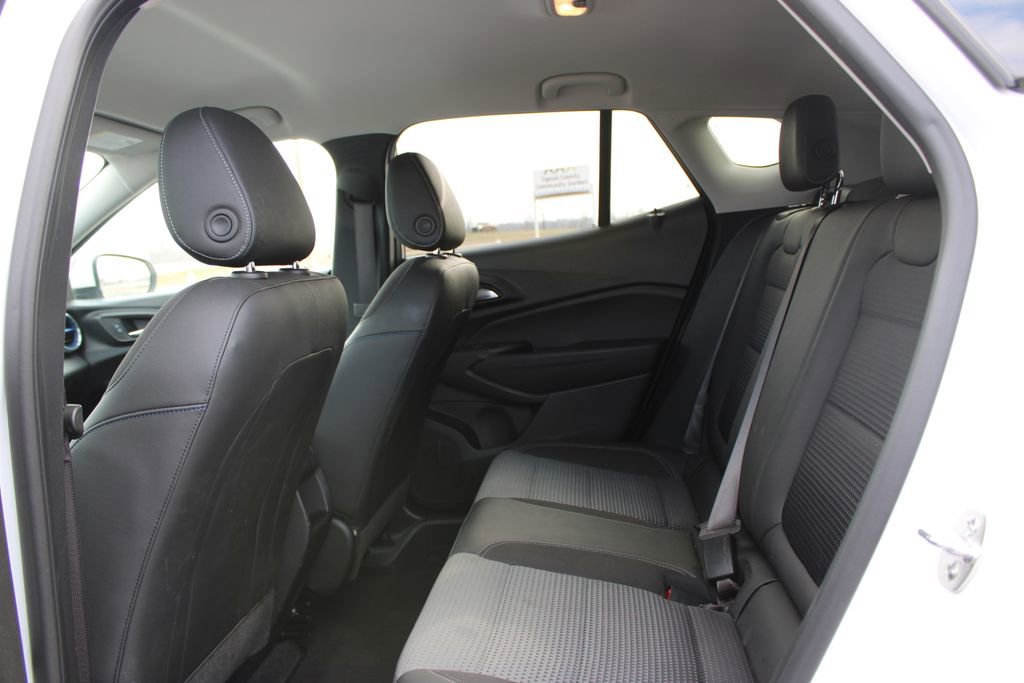 Used 2025 Chevrolet Trax LT w/ LT Convenience Package image 16