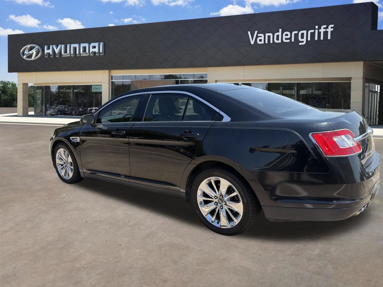 Used 2010 Ford Taurus Limited FWD image 4