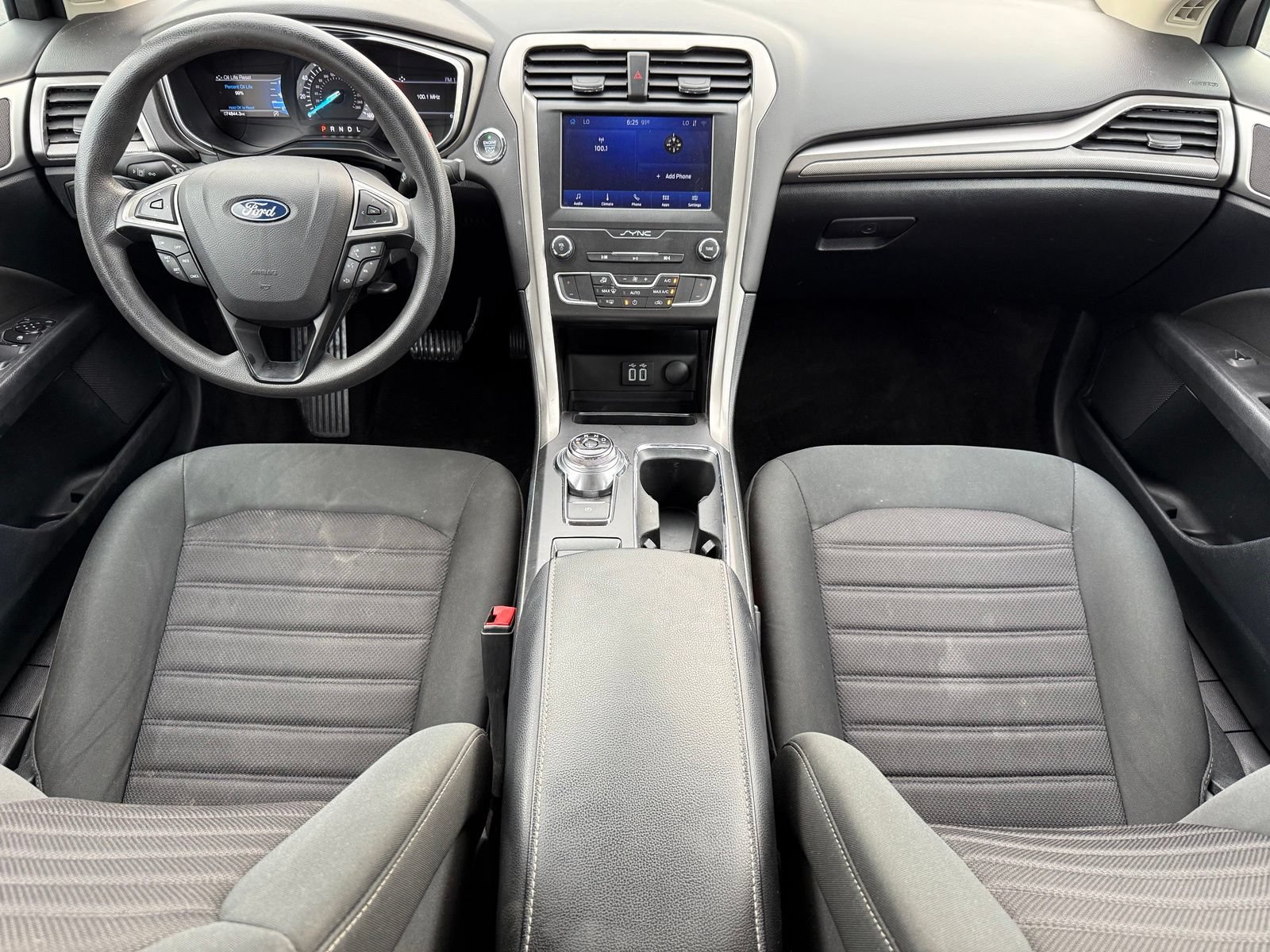 Used 2020 Ford Fusion SE FWD image 2