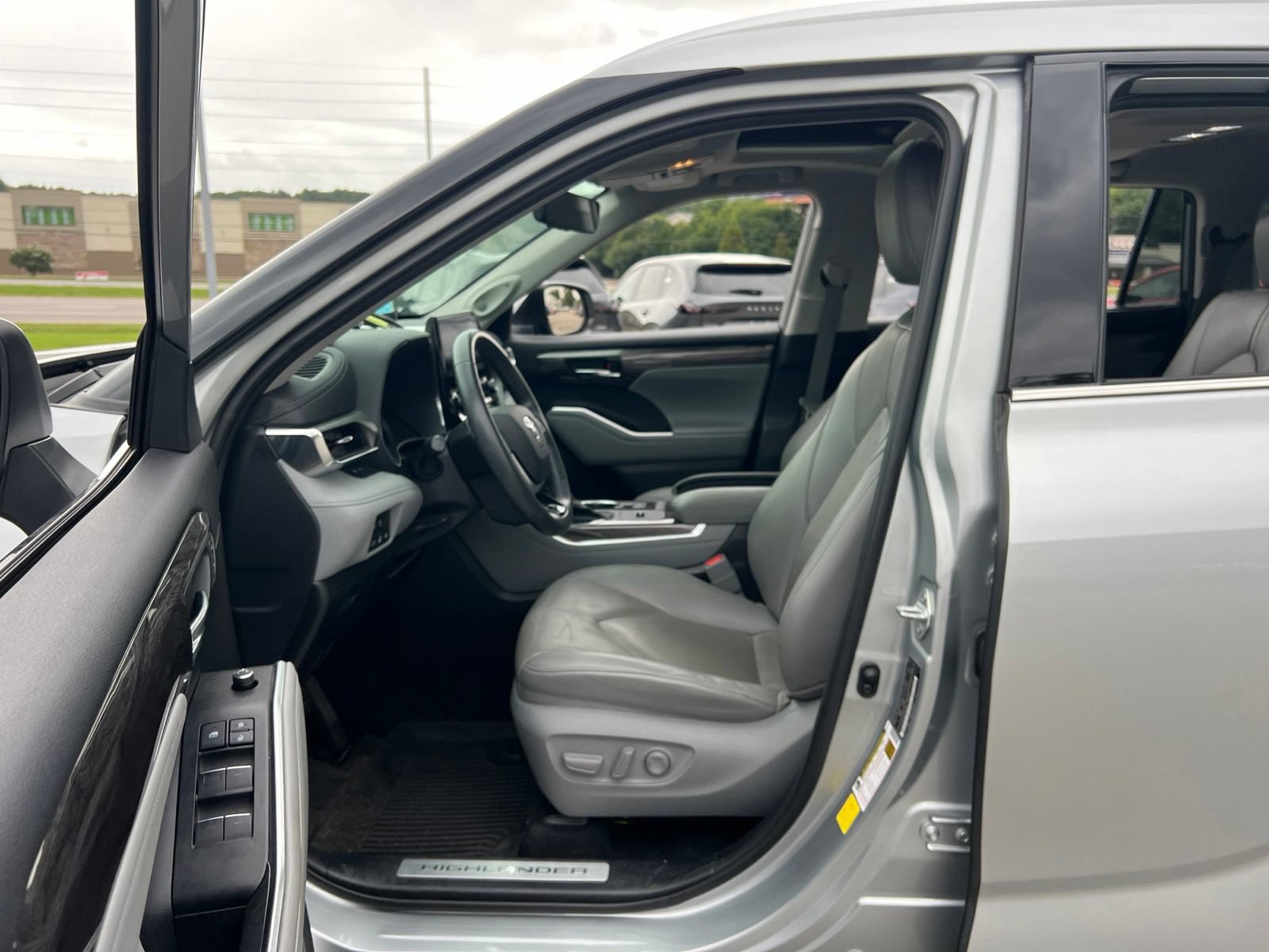 Used 2021 Toyota Highlander Limited FWD image 32