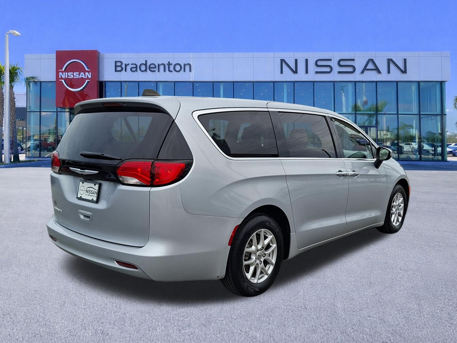 Used 2023 Chrysler Voyager LX FWD image 5
