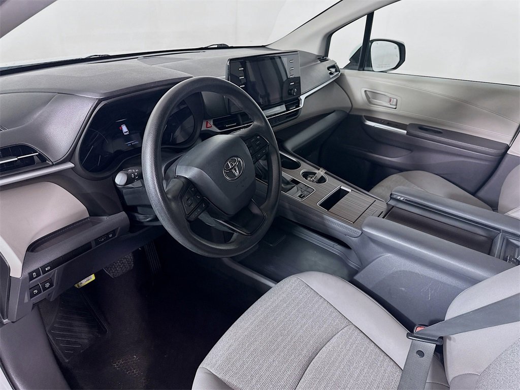Used 2024 Toyota Sienna LE image 30