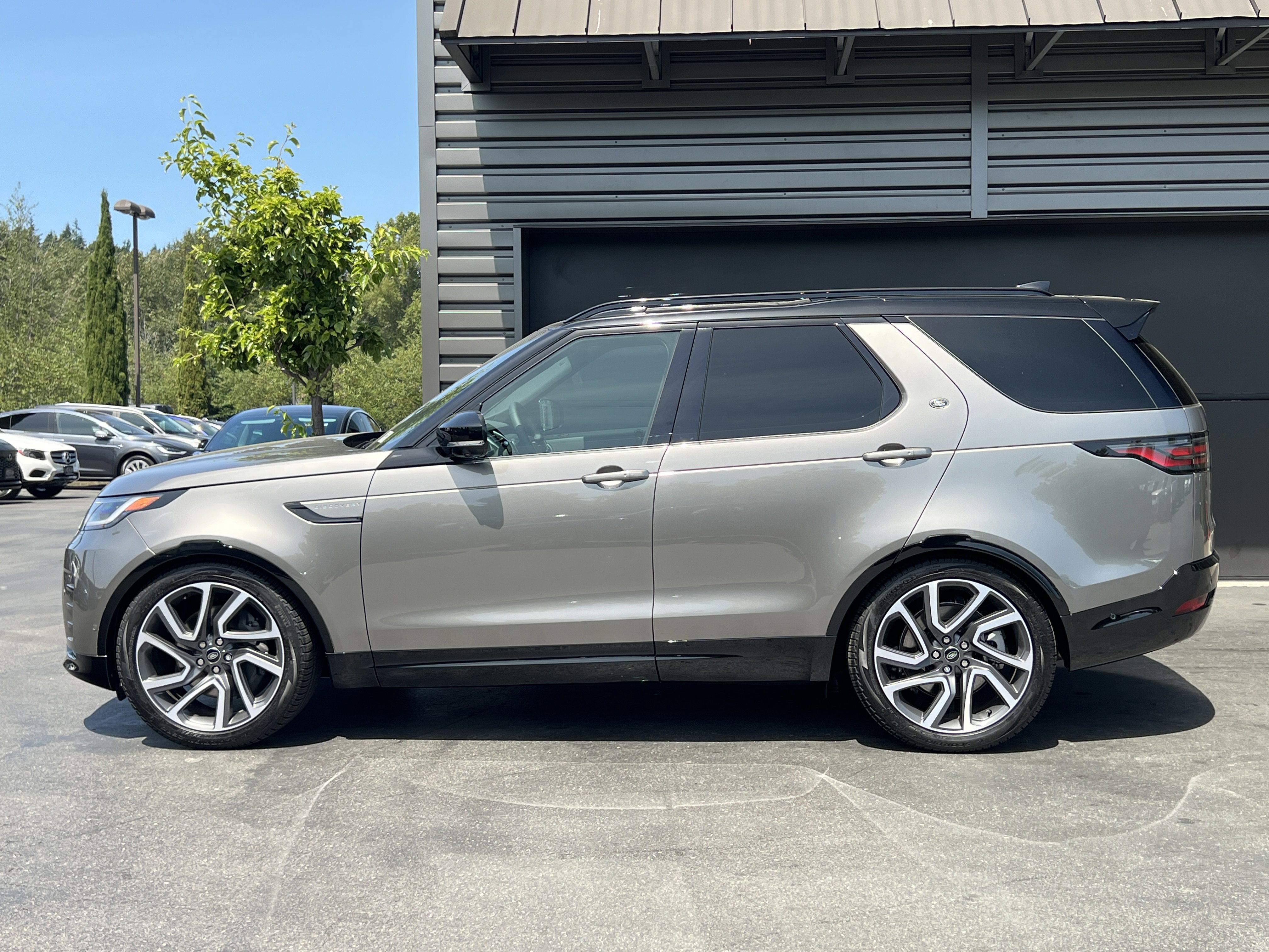 New 2024 Land Rover Discovery Dynamic SE image 5