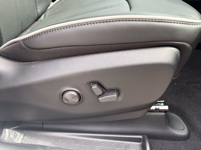 New 2026 Chrysler Pacifica Limited w/ Uconnect Theater Family Group FWD image 28