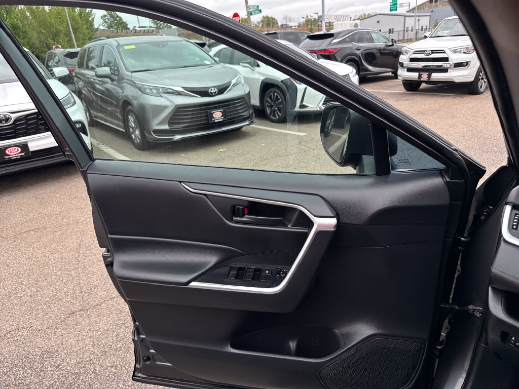 Used 2021 Toyota RAV4 LE AWD/4WD image 32