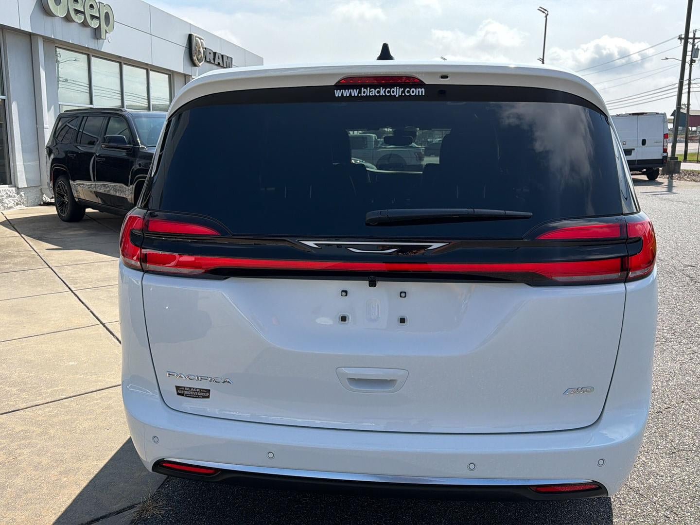 New 2027 Chrysler Pacifica Select AWD/4WD image 9