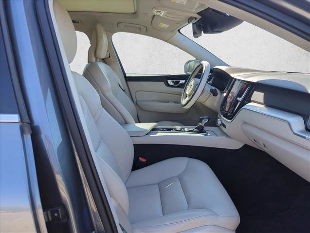 Used 2018 Volvo XC60 T5 Momentum w/ Convenience Package image 23