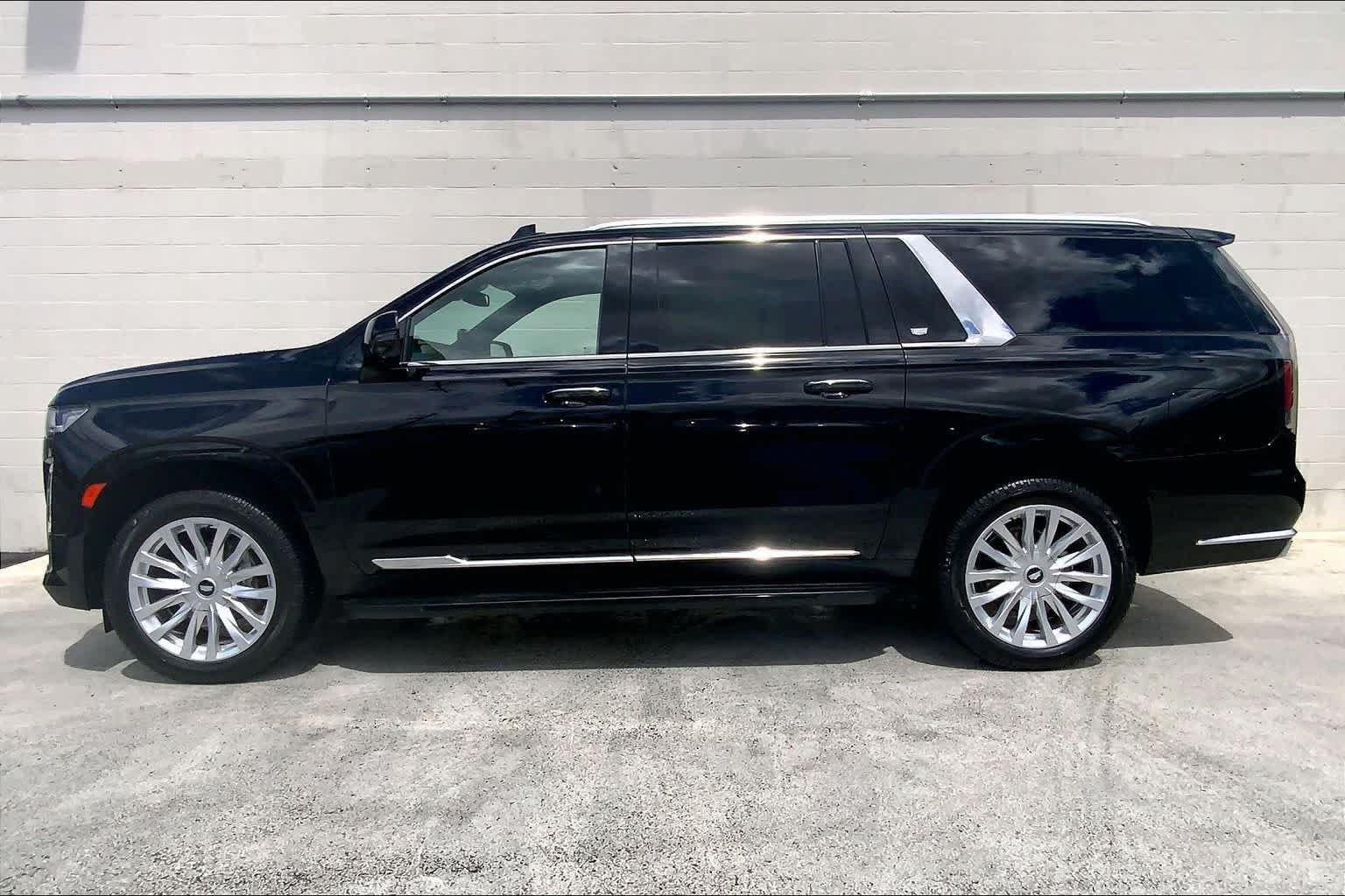 Used 2023 Cadillac Escalade ESV Luxury RWD image 3