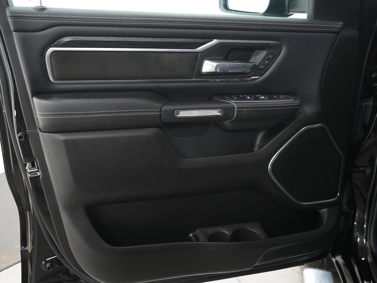 Used 2024 RAM 1500 Laramie AWD/4WD image 22