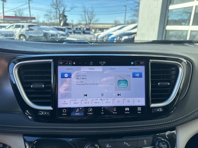 Used 2024 Chrysler Pacifica Select image 17