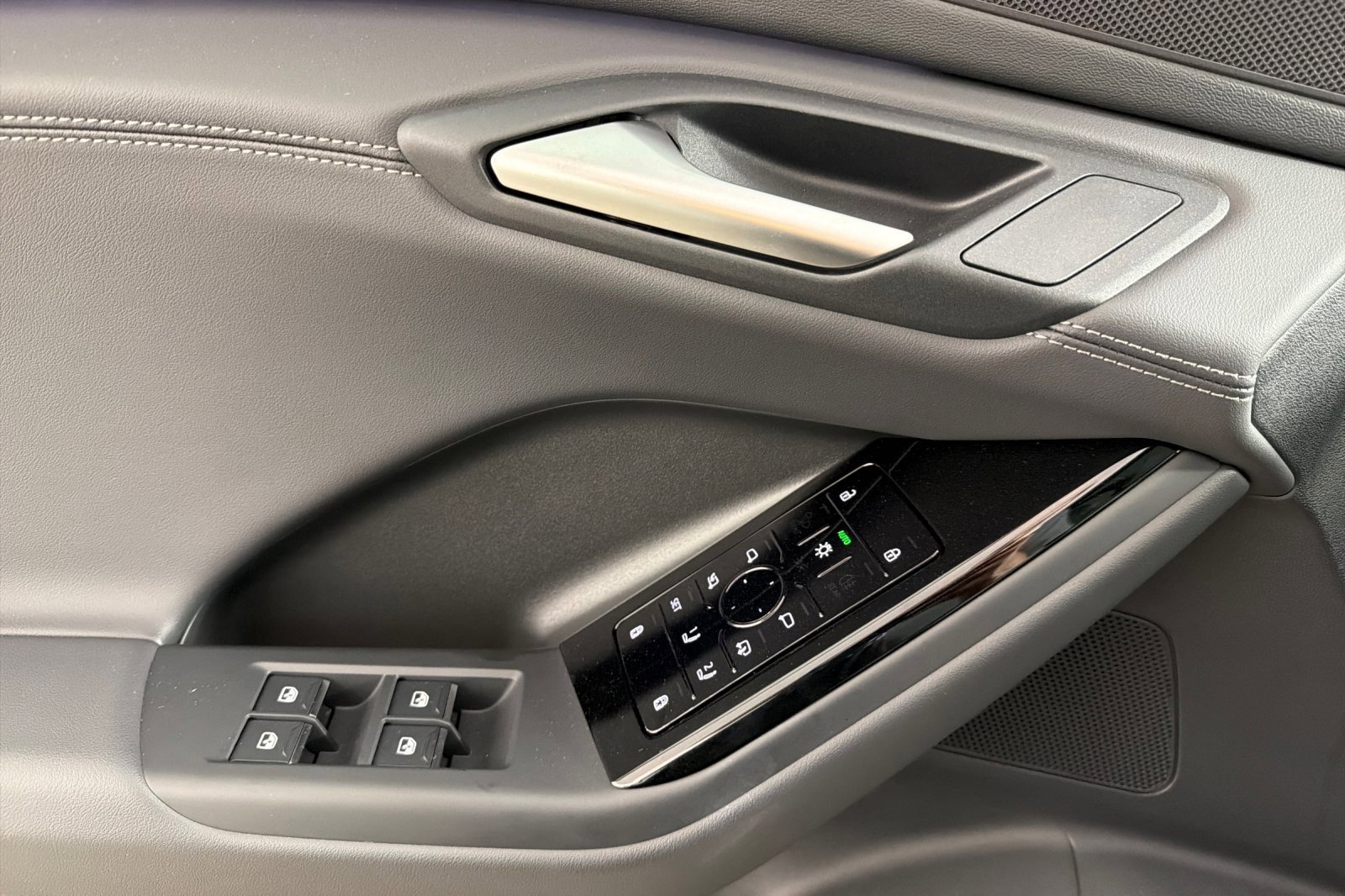 Certified 2025 Audi Q6 e-tron Premium w/ Convenience Package image 10