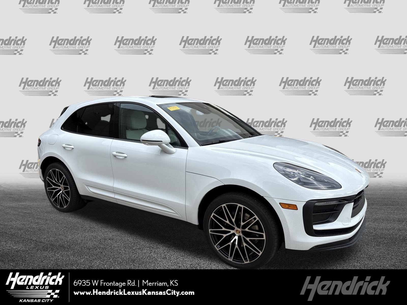 Used 2023 Porsche Macan AWD/4WD image 1