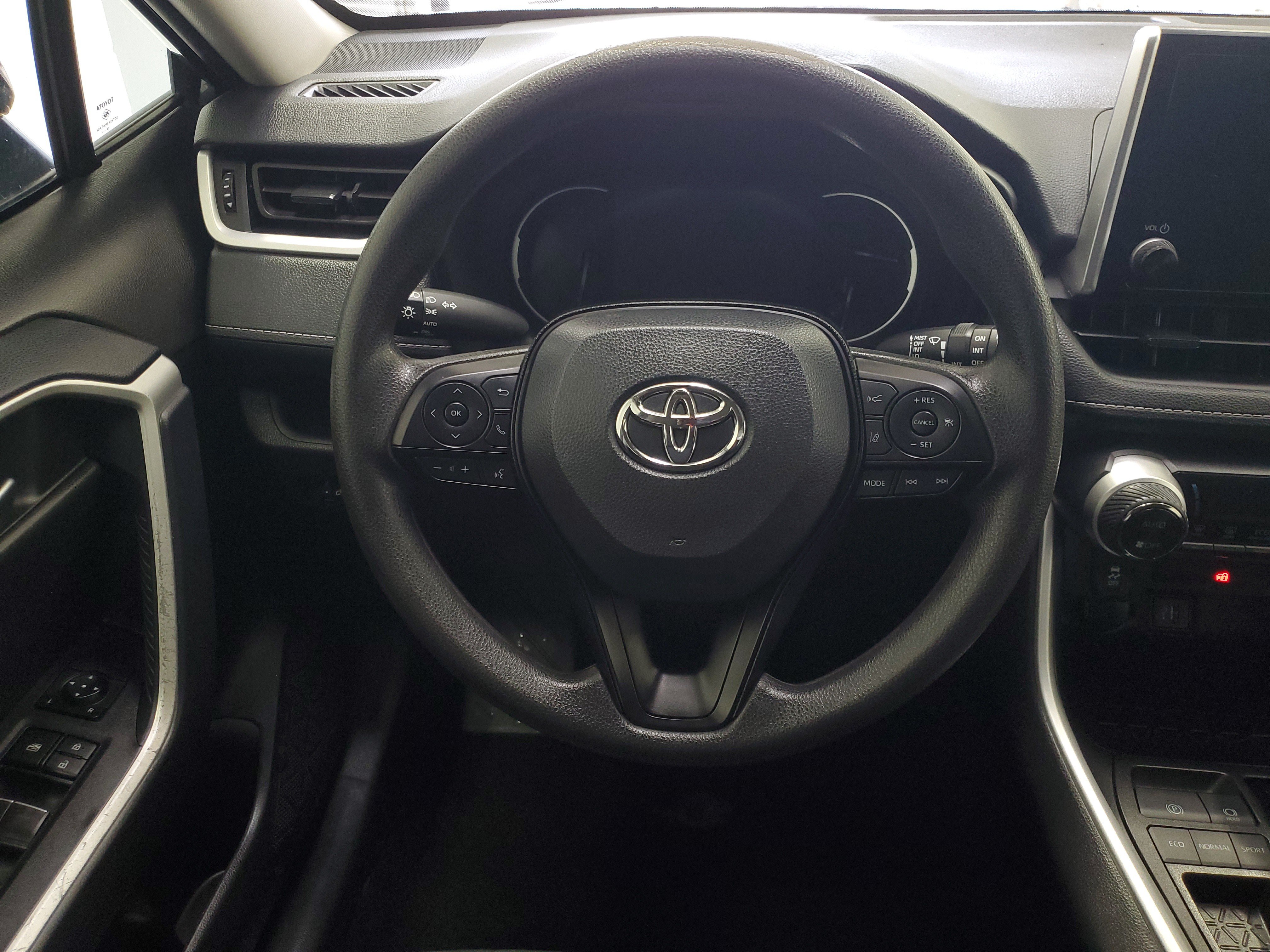 Used 2025 Toyota RAV4 XLE FWD image 15
