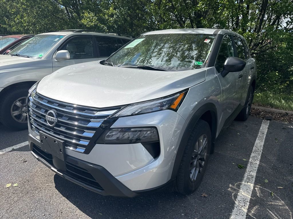 Used 2024 Nissan Rogue S AWD/4WD image 2