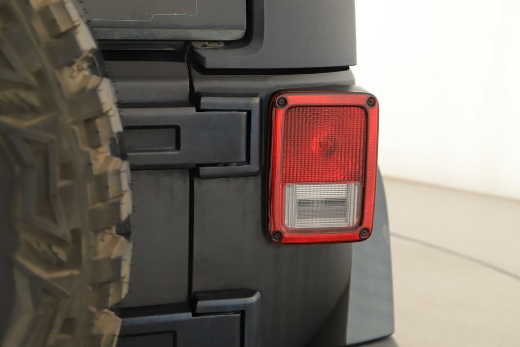 Used 2018 Jeep Wrangler Unlimited Sport w/ Connectivity Group AWD/4WD image 33